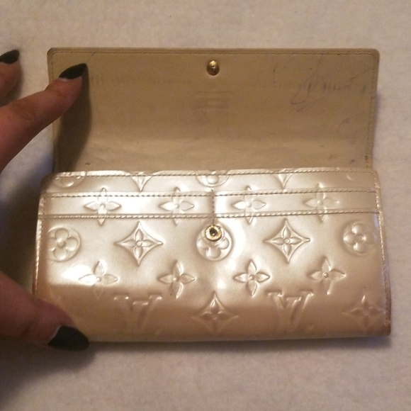 Authentic Louis Vuitton Monogram Vernis Wallet - Picture 2 of 6